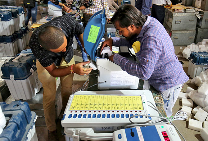 লোকসভা নির্বাচনের প্রস্তুতিতে রবিবার থেকে রাজ্য সফরে নির্বাচন কমিশন