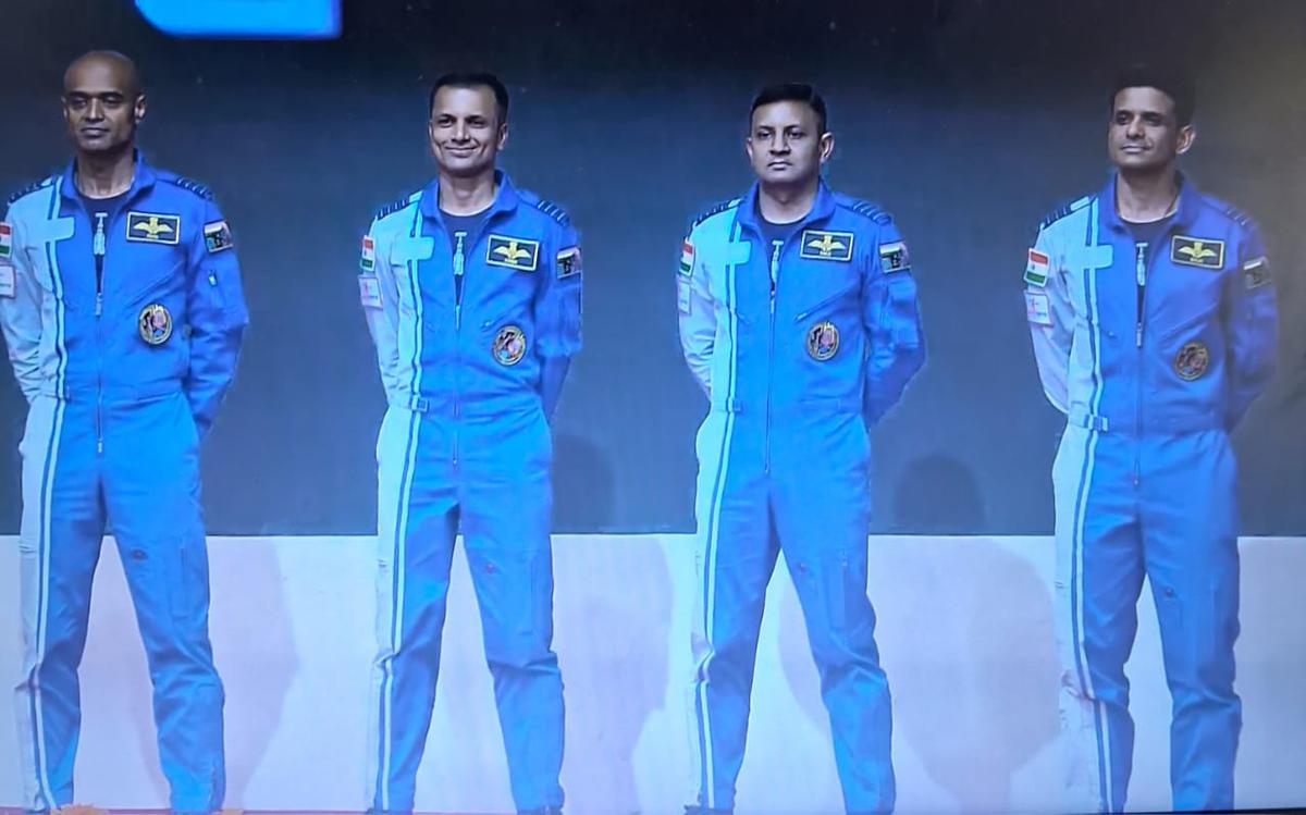 ‘গগনযান’-এর জন্য মনোনীত চার মহাকাশচারীর নাম প্রকাশ্যে আনল ইসরো  আনুষ্ঠানিকভাবে মহাকাশচারীদের নাম ঘোষণা প্রধানমন্ত্রীর 