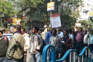 কেন্দ্রের বিরুদ্ধে গর্জে উঠে পথে নামলেন স্টেট ব্যাংক কর্মীরা