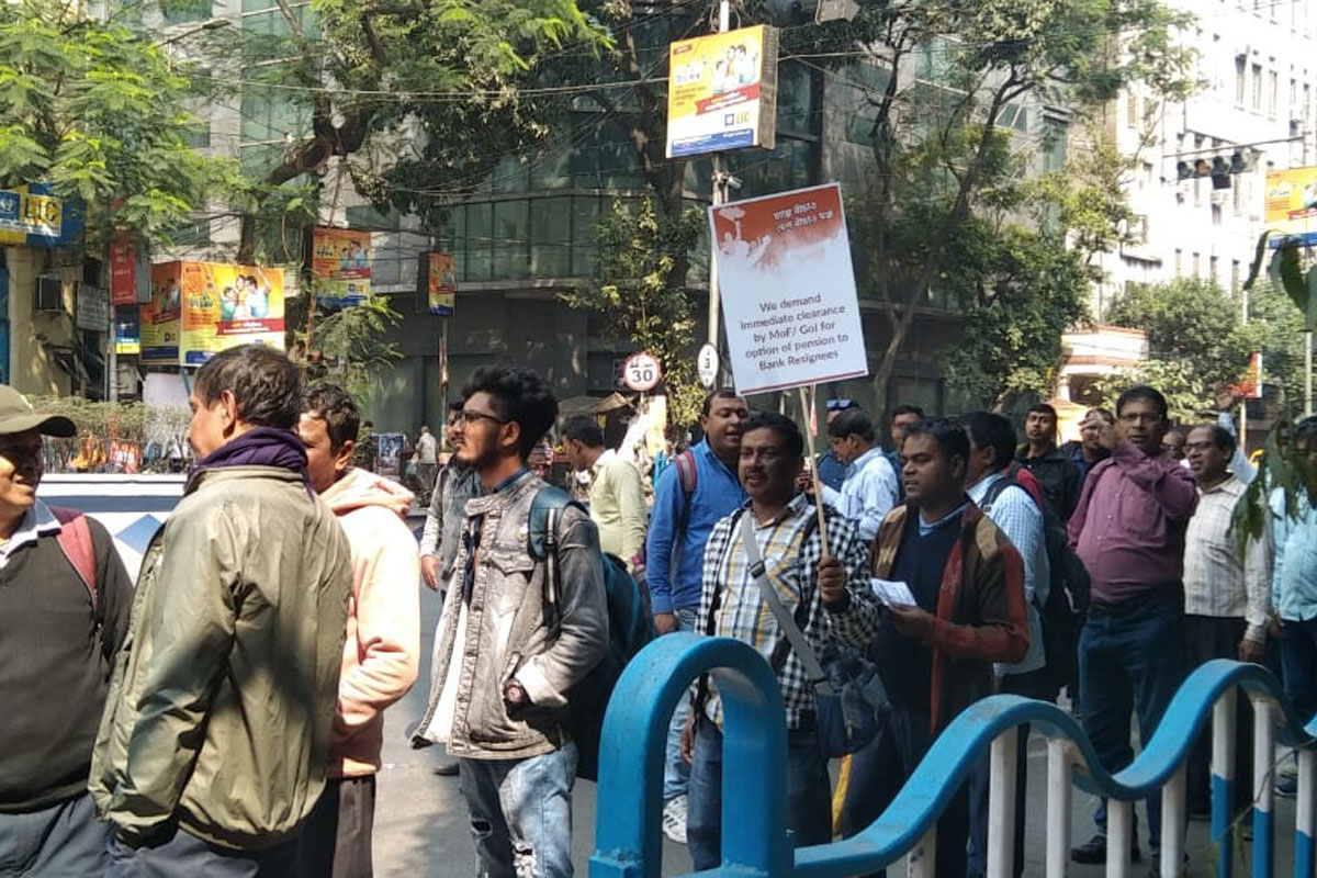 কেন্দ্রের বিরুদ্ধে গর্জে উঠে পথে নামলেন স্টেট ব্যাংক কর্মীরা