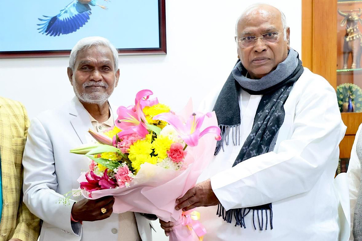 ঝাড়খণ্ডে মন্ত্রীত্ব না পেয়ে দিল্লিতে ৮ কং বিধায়ক, সিঁদুরে মেঘ রাঁচির রাজপথে