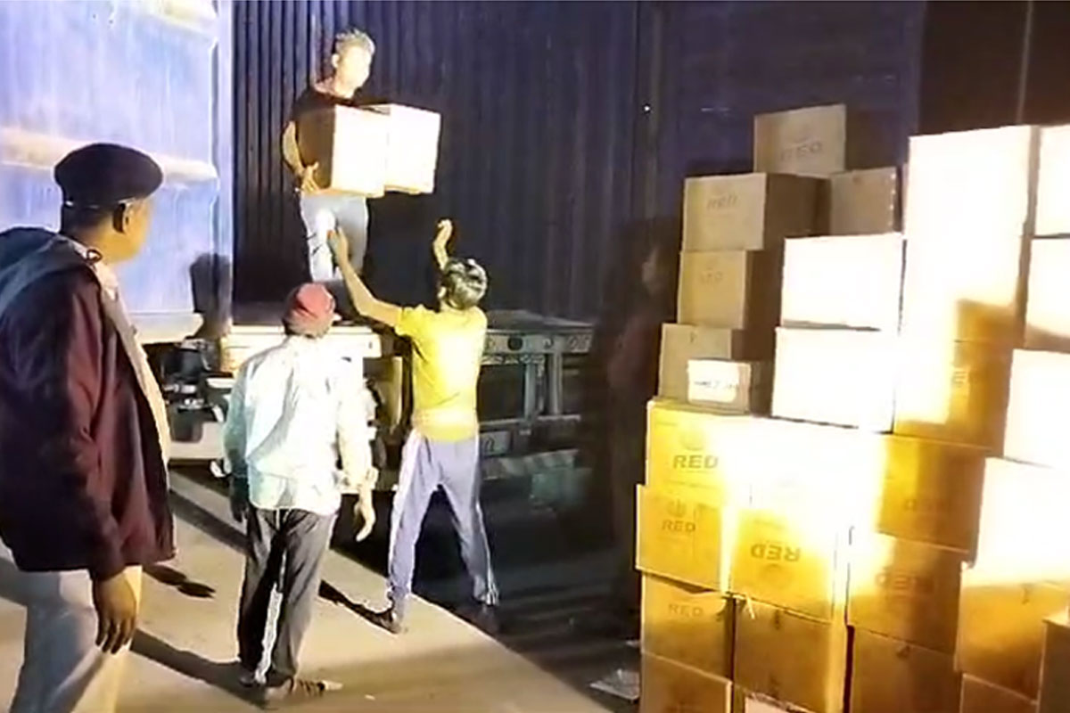 কল্যাণী এক্সপ্রেসওয়েতে রহস্যজনক কন্টেনার থেকে নিষিদ্ধ তরল উদ্ধার