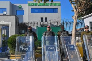 পাকিস্তানের বহু কেন্দ্রে কারচুপির অভিযোগ, বহু বুথে পুনর্নির্বাচনের নির্দেশ নির্বাচন কমিশনের 