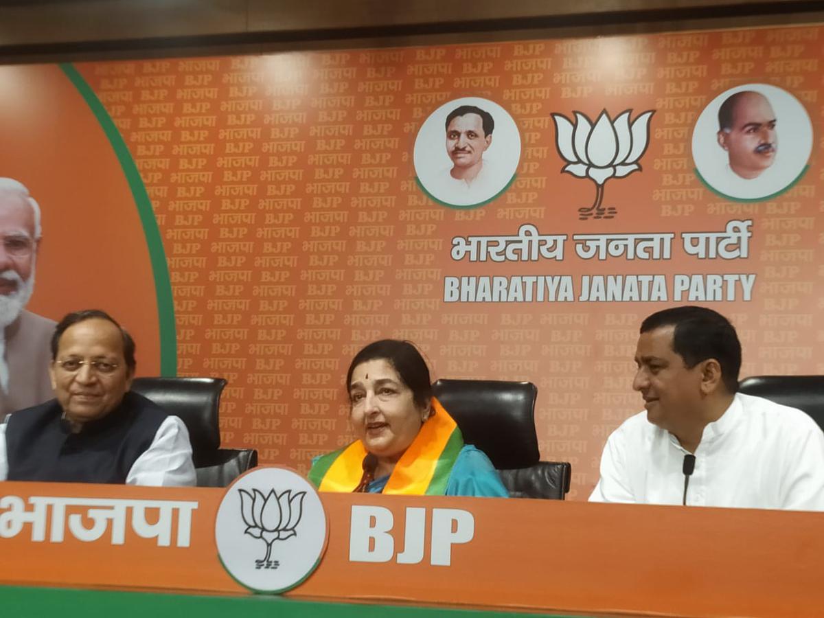 বিজেপিতে যোগ দিলেন অনুরাধা পাড়ওয়াল