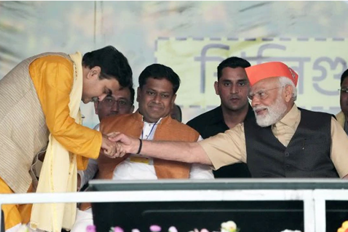 মোদীর হাত কপালে ছোঁয়ালেন প্রাক্তন বিচারপতি অভিজিৎ গঙ্গোপাধ্যায়