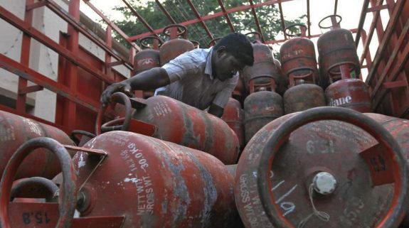 গ্যাস সিলিন্ডার বুকিংয়ে নিয়ম বদল হয়নি, ডবল সিলিন্ডারেও নয় জানাল কেন্দ্র