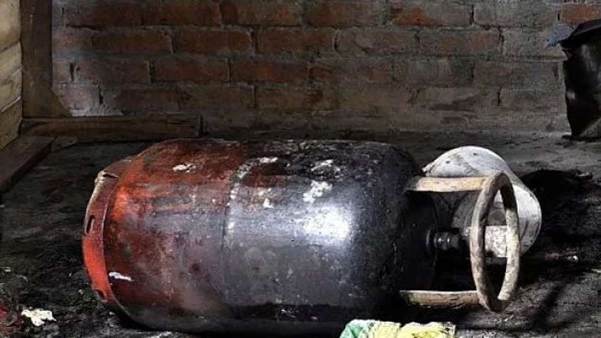 জোড়া সিলিন্ডার বিস্ফোরণে একই পরিবারের ৩ শিশু-সহ ৫ জনের মৃত্যু 
