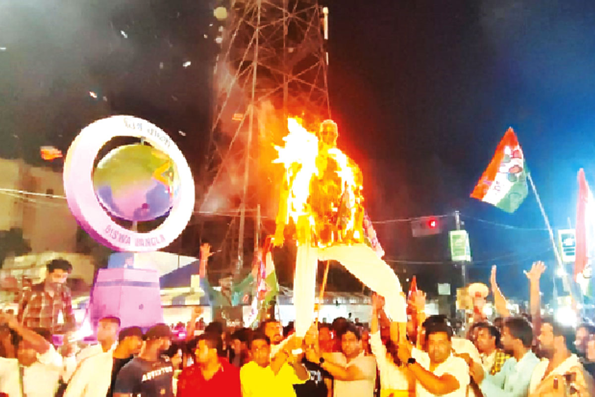 মুখ্যমন্ত্রীকে কটু মন্তব্য, ক্ষমার পরও দিলীপের বিরুদ্ধে প্রতিবাদ বর্ধমানে