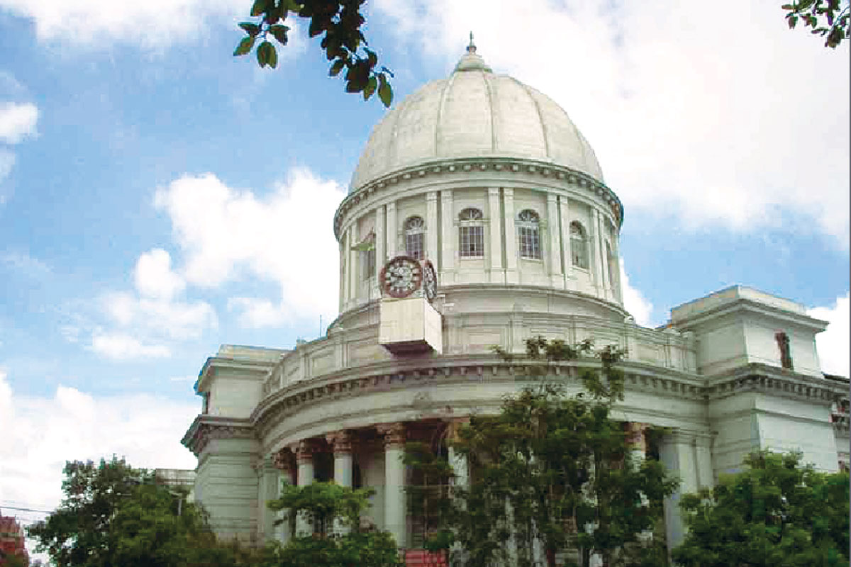সরকারি কর্মচারীরা ছাড়াও, কয়েকশো পরিবারের রোজগারের পথ দেখিয়ে আসছে কলকাতা জিপিও