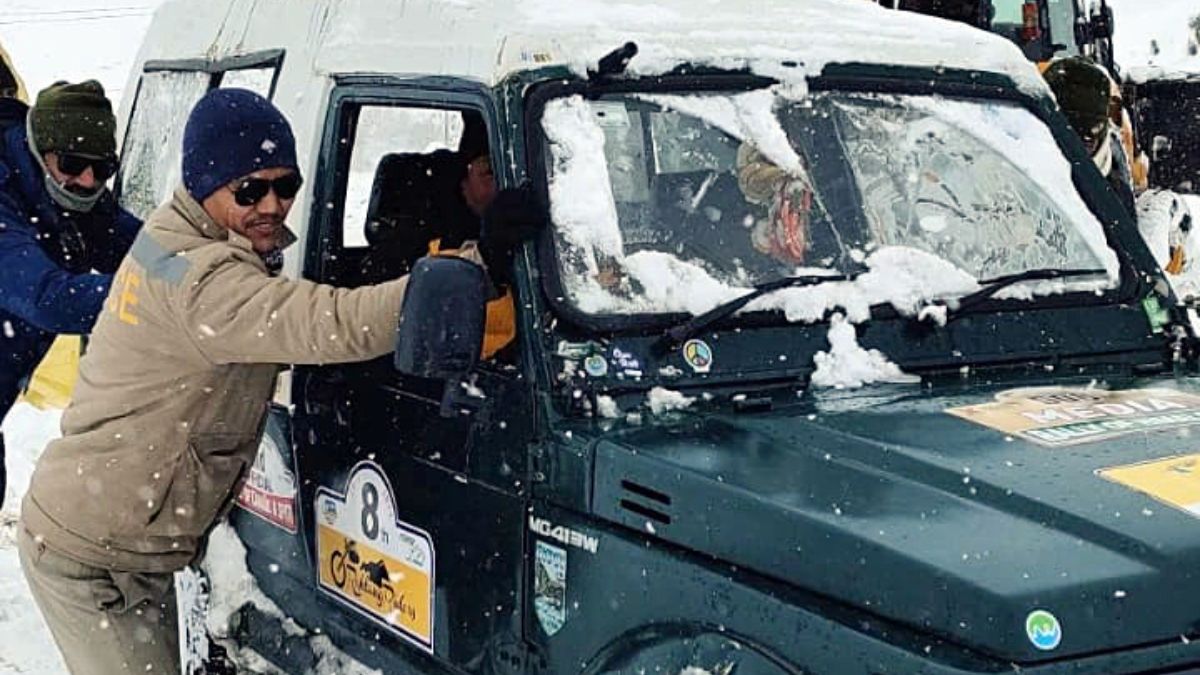 বৃষ্টি ও তুষারপাতে রাস্তা বন্ধ , হিমাচলে আটকে ৮১ জন পর্যটক 