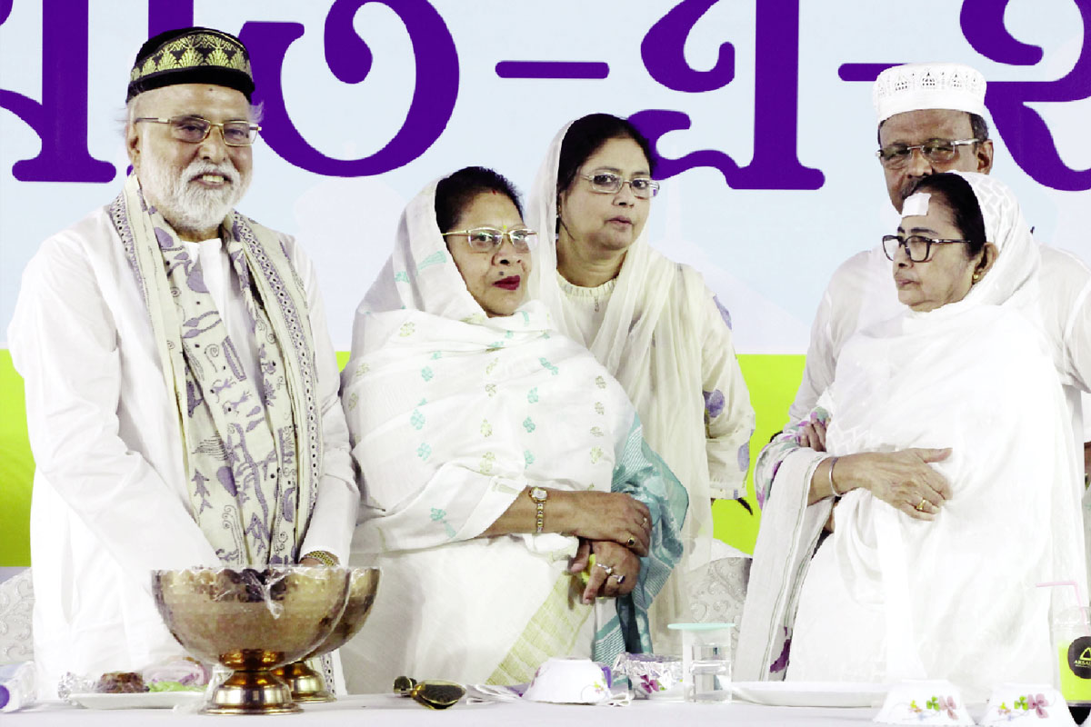 কপালের চোট নিয়েই পুরসভার ইফতারে মমতা