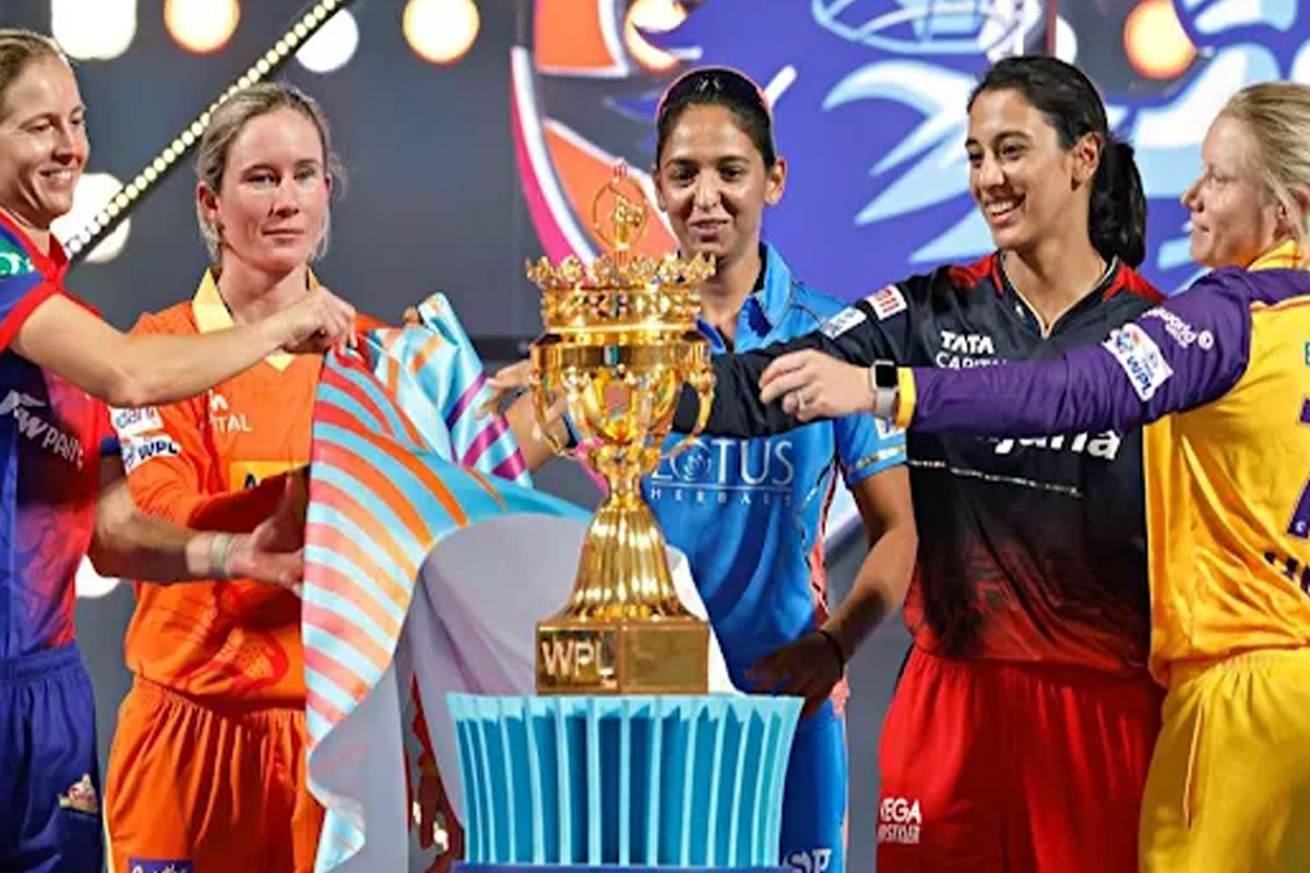 মেয়েদের প্রিমিয়ার লিগ সেরা হয়ে উৎসবে মাতলেন সবাই