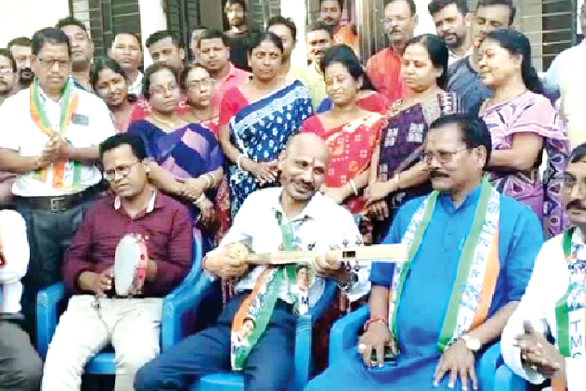 ‘তোমরা গেইলে কি আসিবেন মাহুত বন্ধু রে’, ভাওইয়া গেয়ে নমিনেশন জমা তৃণমূল প্রার্থীর