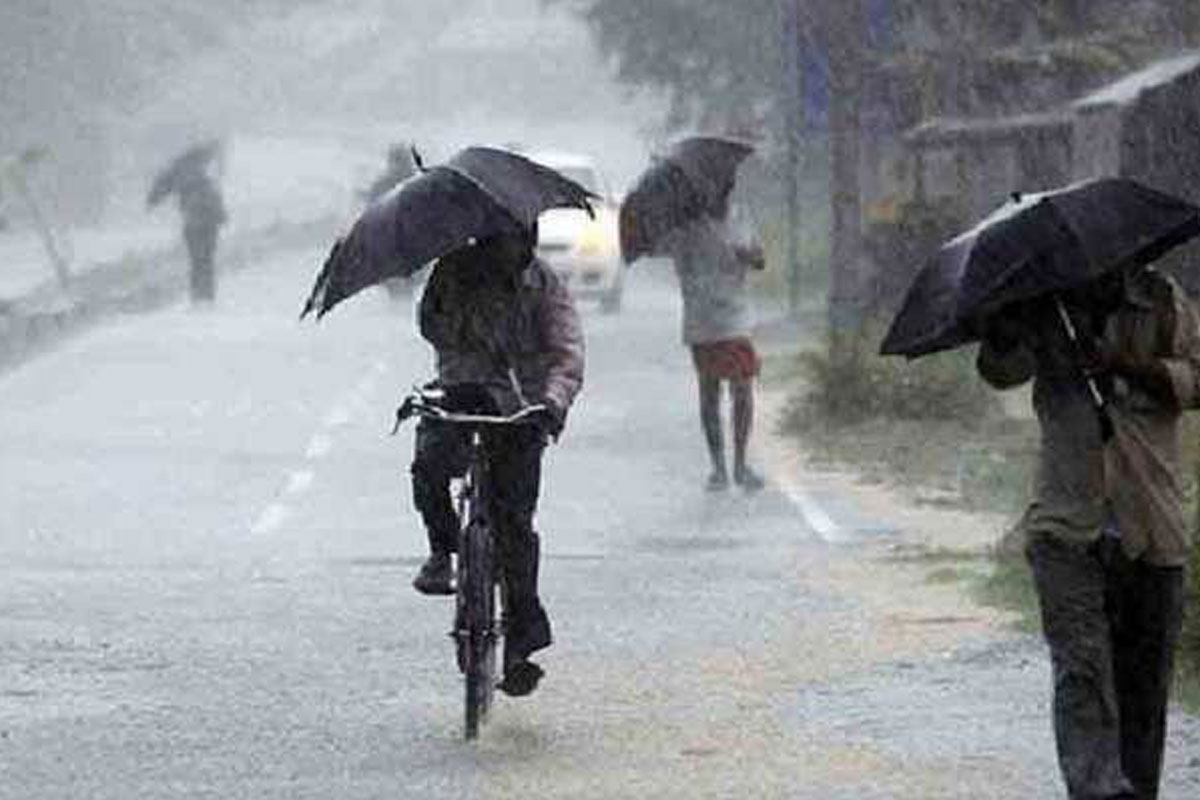 ঝোড়ো হাওয়া ও শিলাবৃষ্টিতে ব্যাপক ক্ষয়ক্ষতি হলো ঝাড়গ্রাম জেলার নয়াগ্রামে
