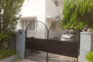 সল্টলেকে বাড়িতে উদ্ধার বৃদ্ধার মৃতদেহ, সংজ্ঞাহীন অবস্থায় স্বামী