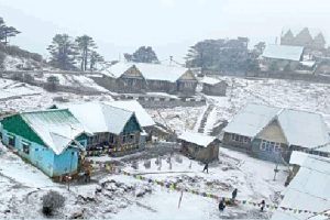 সান্দাকফুতে আচমকাই তুষারপাত, আবহাওয়ার ভোল বদলে খুশি পর্যটকরা