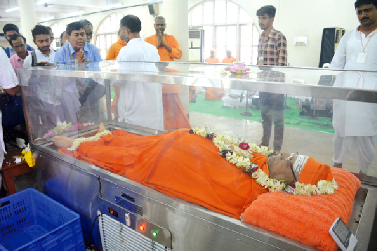 চলে গেলেন স্বামী স্মরণানন্দজি