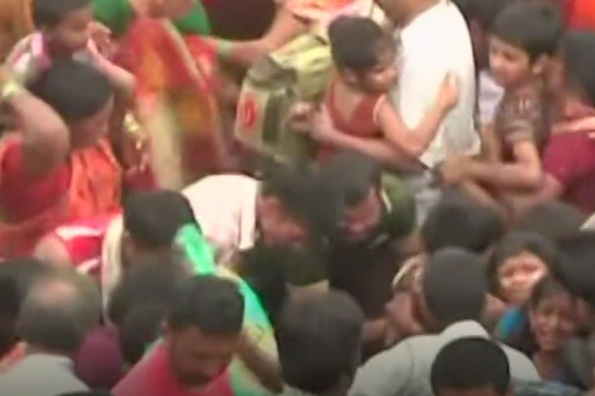 হরিলুটের বাতাসা কুড়োতে পডে় গিয়ে নাবালকের মৃতু্য