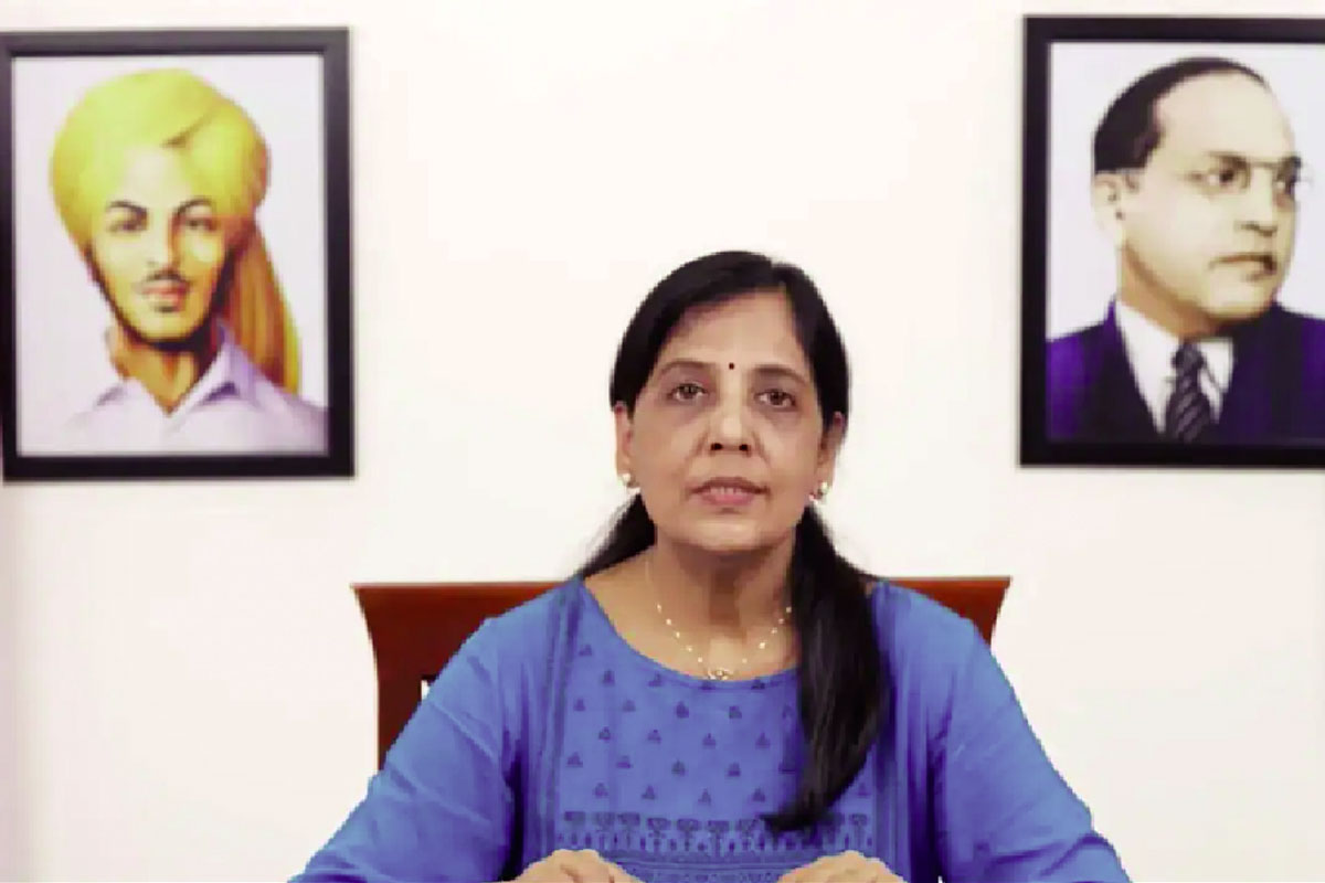 বিশেষ নম্বরে কেজরিওয়ালকে আশীর্বাদ দিতে জনগণকে আর্জি স্ত্রী সুনীতার