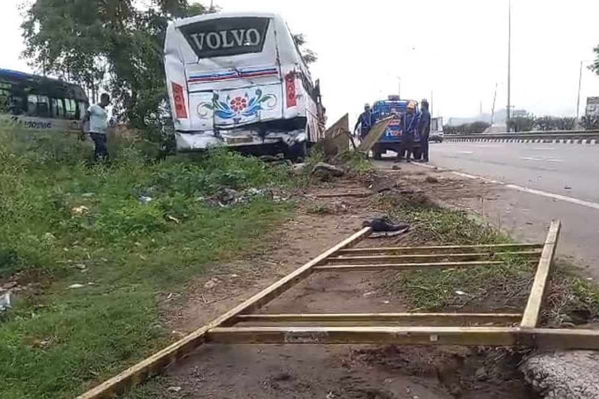 উলুবেড়িয়ায় বাস দুর্ঘটনায় মৃত ১, জখম ১০