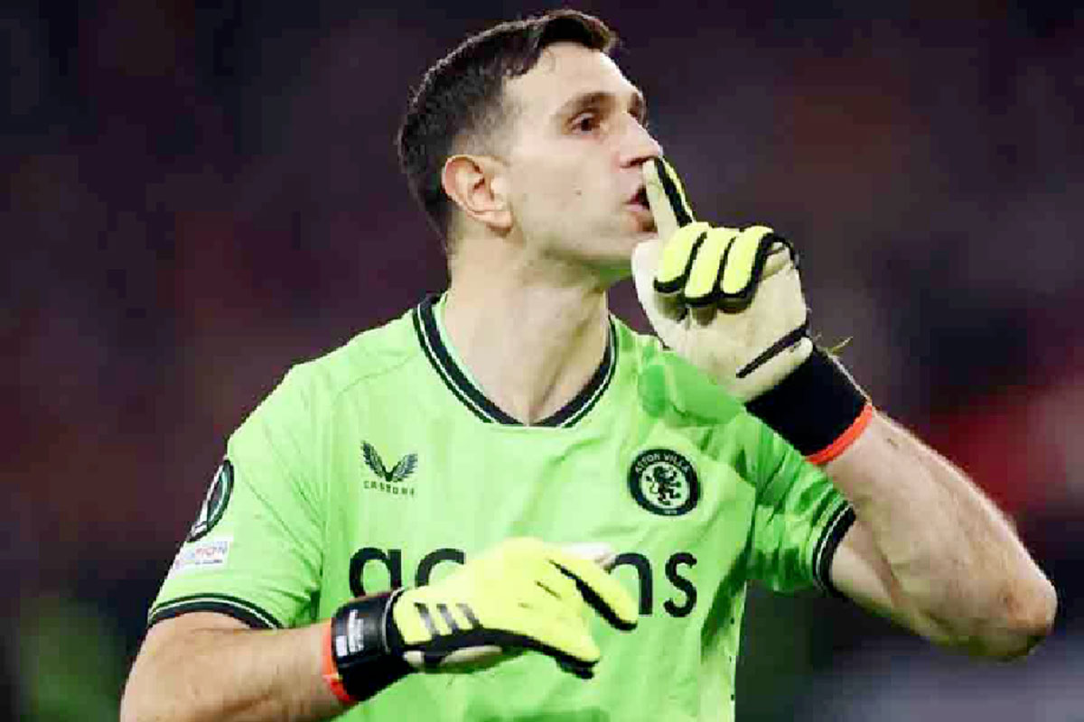 দু’বার হলুদ কার্ড দেখেও মাঠে রইলেন এমিলিয়ানো মার্তিনেস