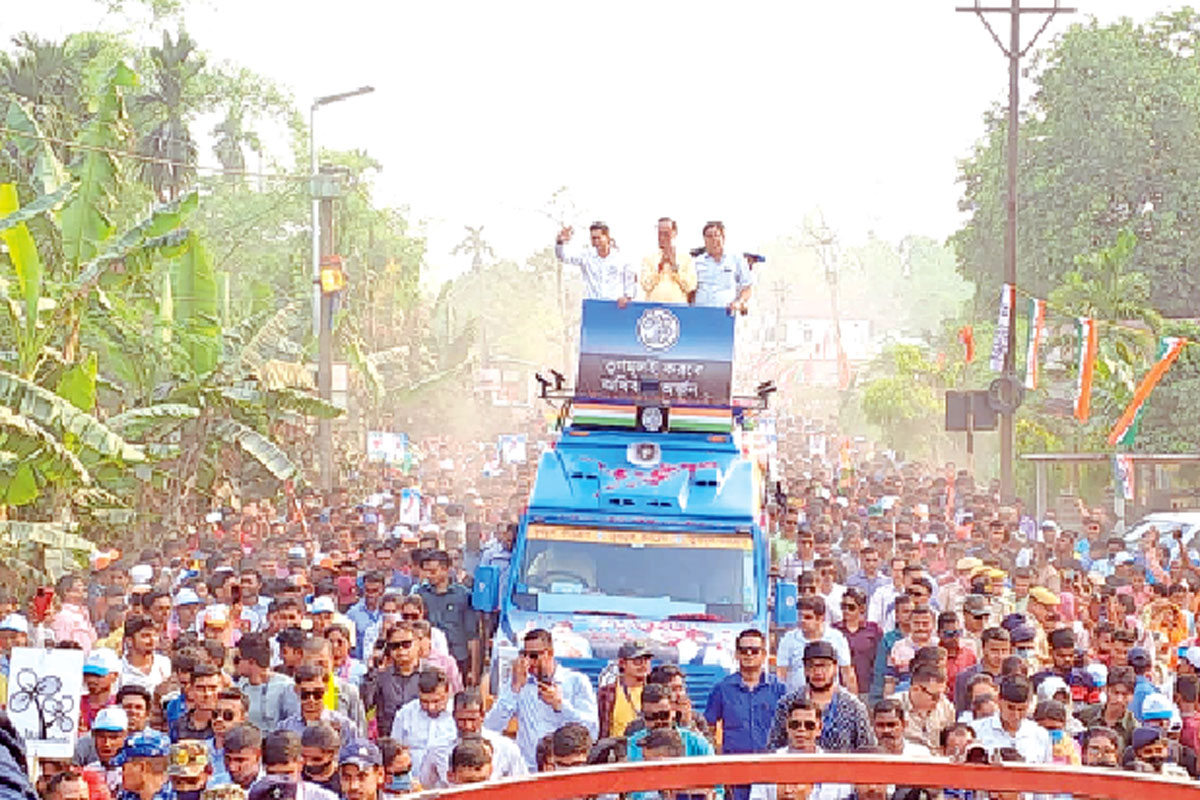 অভিষেকের রোড শো ঘিরে দিনহাটার সিতাইয়ে মানুষের মধ্যে ব্যাপক উন্মাদনা