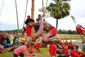 হারিয়ে গেল গাজনের সেই গান