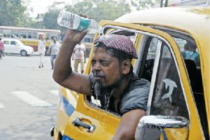 গরমে যা সঙ্গে না রাখলেই বিপদ 