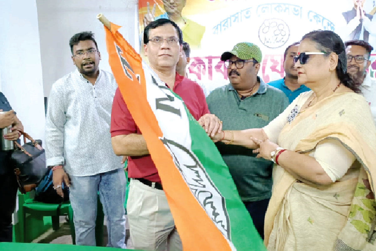 বিজেপি থেকে তৃণমূলে যোগদান কাকলি ও রথীন ঘোষের হাত ধরে
