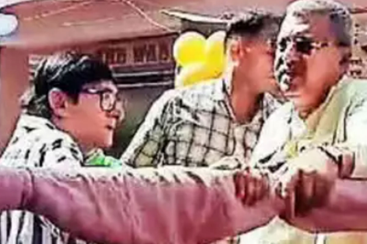 গাড়ি থেকে কাঞ্চনকে নামালেন কল্যাণ