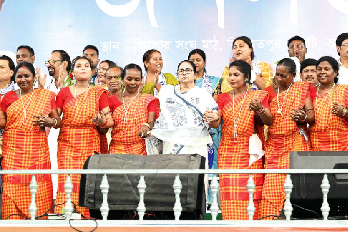 ফের বিপত্তি! দুর্গাপুরে কপ্টারের আসনে বসতে গিয়ে পড়ে গেলেন মমতা