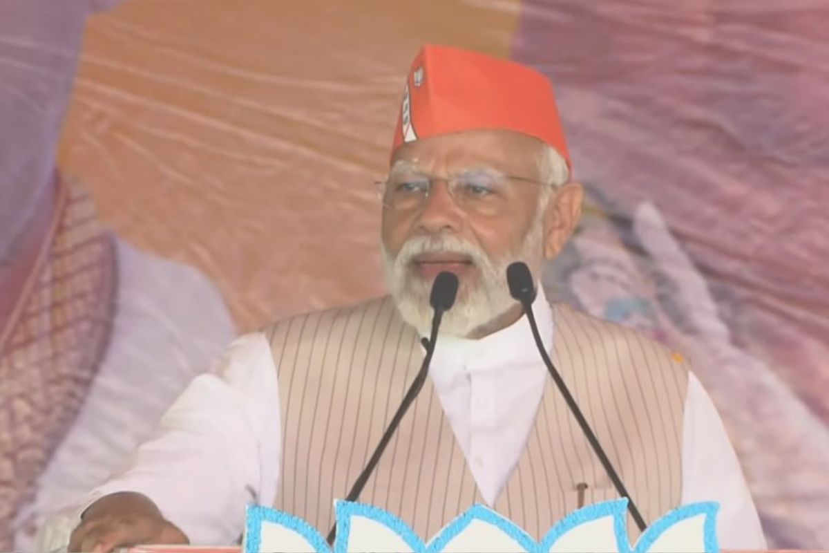 বাংলার কাছের মানুষ প্রমাণের মরিয়া চেষ্টা মোদির