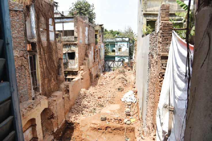 বউবাজার : বাডি় ভাঙার ঘটনায় দুই ইঞ্জিনিয়ারকে শো-কজ পুরসভার