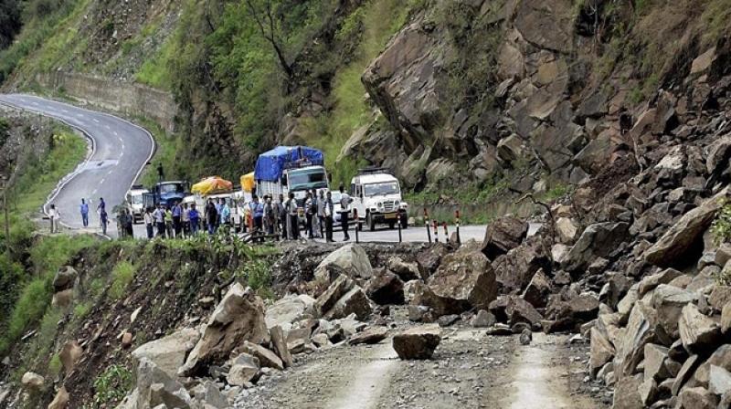 সিকিমের মঙ্গন এলাকায় ধস নেমে বন্ধ যান চলাচল, বিপদে পর্যটকরা 