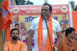 দিলীপের পর মুখ্যমন্ত্রীকে কটাক্ষ বিজেপি প্রার্থী স্বপনের, থানার দ্বারস্থ স্থানীয় বাসিন্দা