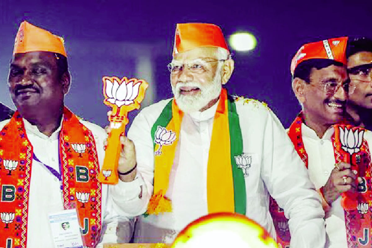 মোদির অস্ত্র হিন্দুত্বই