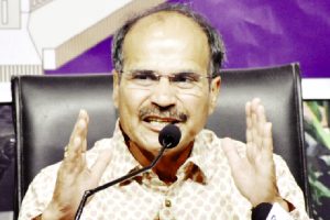 অধীর কি ফের উপনির্বাচনে লোকসভা বা রাজ্যসভার প্রার্থী হতে চলেছেন? দিল্লিতে বাংলো না ছাড়ার শীর্ষ নেতৃত্বের নির্দেশ নিয়ে শুরু হয়েছে জল্পনা।