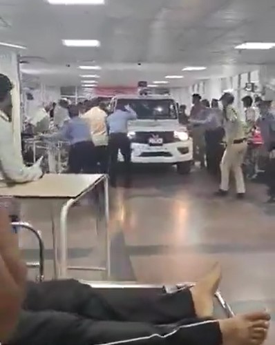 হাসপাতালের এমারজেন্সি ওয়ার্ডে ঢুকল খোদ পুলিশের গাড়ি
