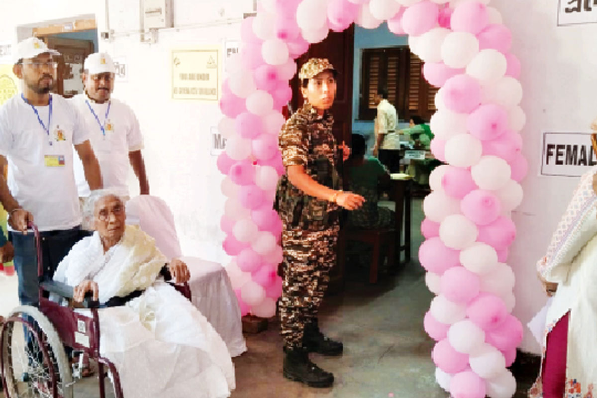 নিরাপত্তার ঘেরাটোপে সকাল থেকে ভোটারদের লাইন বর্ধমানে