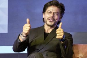 চিরতরে ধূমপান ছেড়ে দিলেন শাহরুখ খান