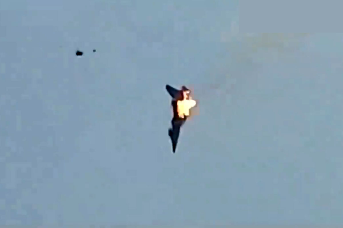 বাংলাদেশে বায়ুসেনার বিমানে আগুন, প্যারাসুটে নেমেও মৃত্যু এক পাইলটের