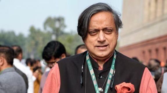 ‘আমেরিকা কীভাবে এত নিষ্ঠুর হতে পারে?’ ভারতীয় নাবিকের মৃত্যুতে কটাক্ষ থারুরের
