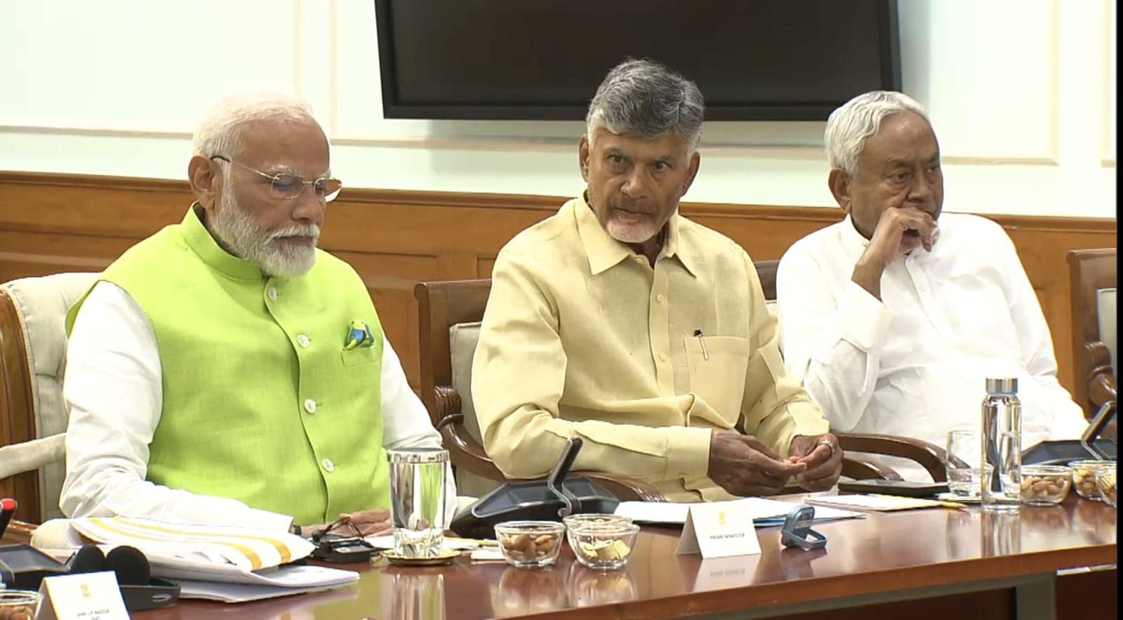 সরকার গড়তে রাষ্ট্রপতির দরবারে মোদি – নাইডু – নীতীশ 