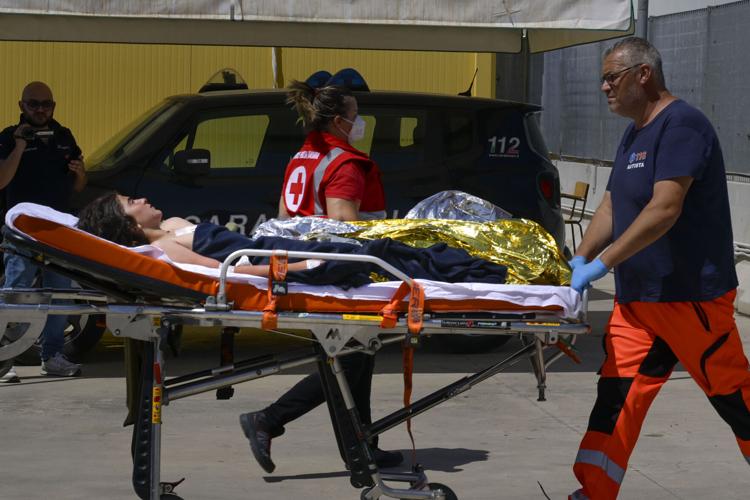 ইটালির উপকূলে জোড়া নৌকাডুবি, মৃত কমপক্ষে ১১, নিখোঁজ ৬৪ 