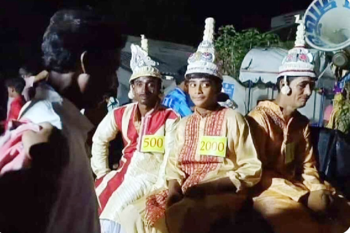 গাজনের মেলার মাঠে সাইকেল ভ্যানে ‘জামাই ফেরি’ চলছে বর্ধমানের খন্ডঘোষে