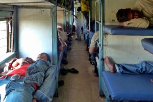 রেলের দক্ষিণ শাখায় সাধারণ কামরাতেও স্বল্প মূল্যে মিলবে বেড-রোল