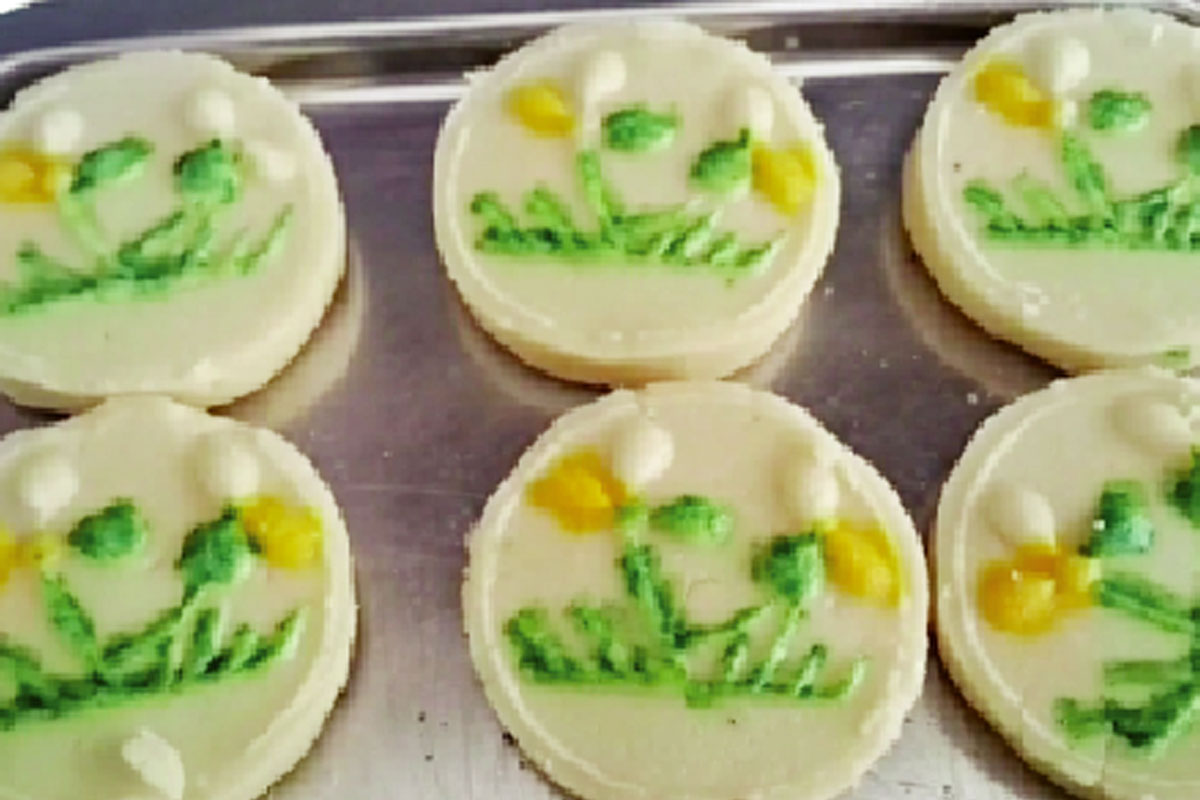 বেলা বাড়তেই ঘাসফুল মিষ্টি দেদার বিক্রি বর্ধমানে