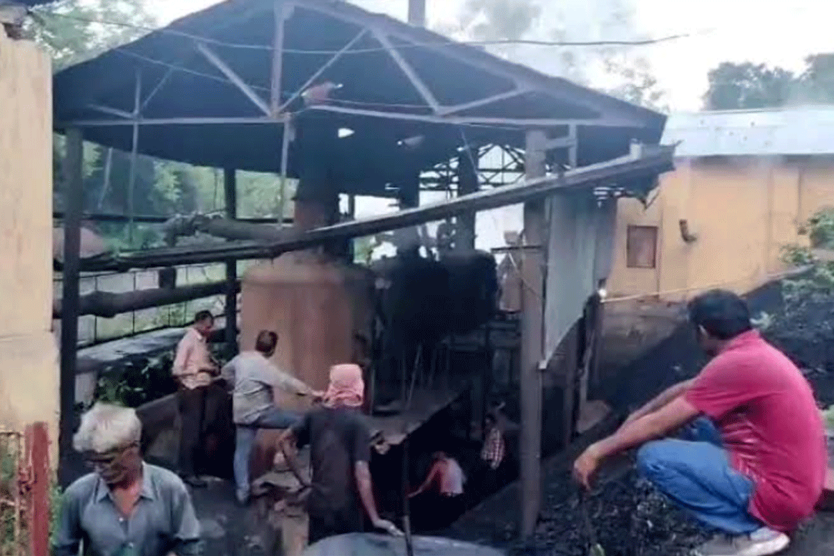 বিকল বয়লার ইঞ্জিন, খনিতে প্রায় তিন ঘন্টা আটকে রইল ১২০ জন শ্রমিক