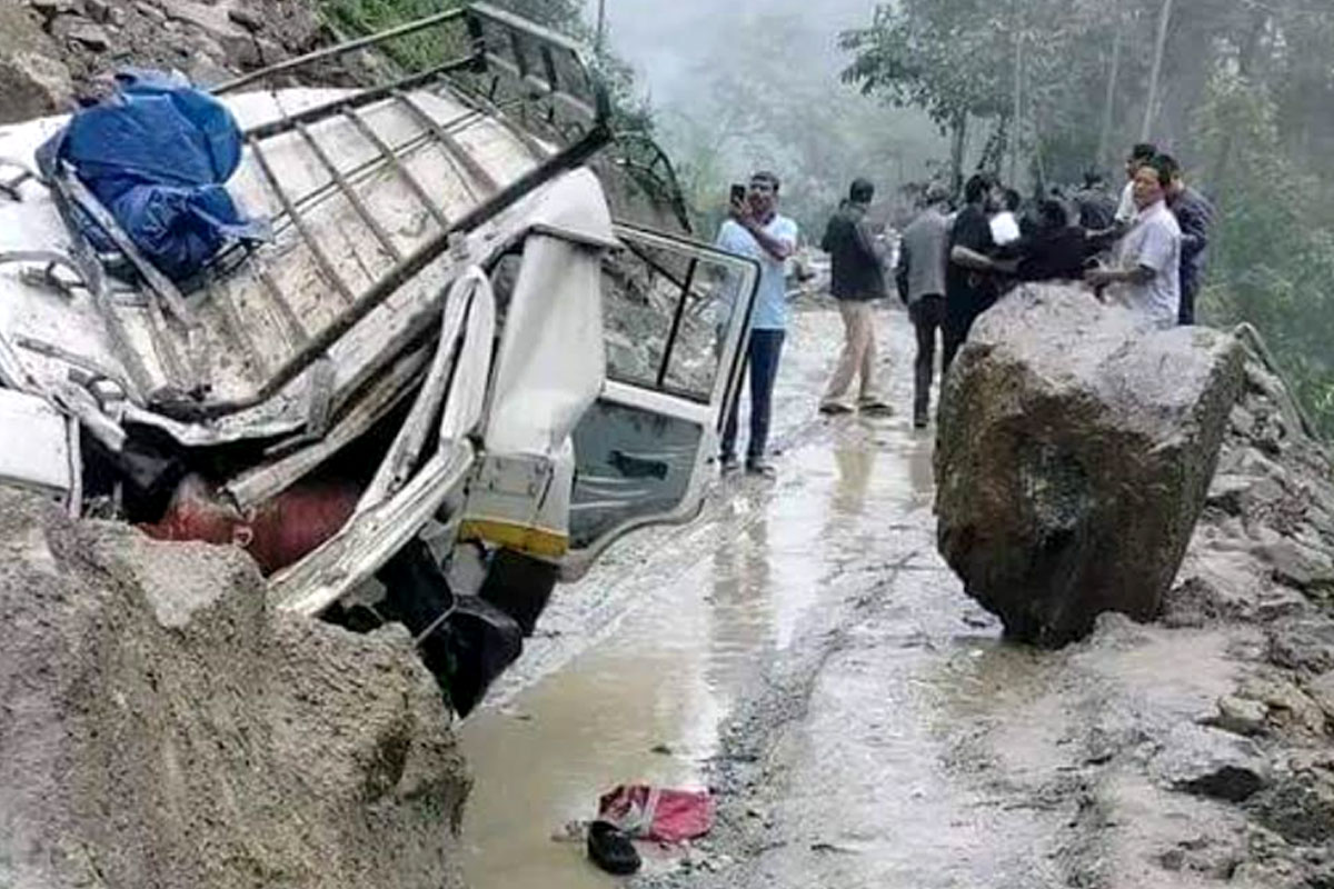 সিকিমে ধস অব্যাহত, পাহাড় থেকে রাস্তায় পাথর ছিঁটকে মৃত ১