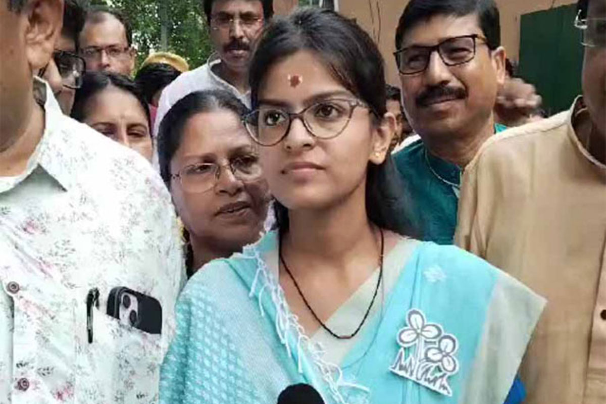আগামী লোকসভায় দাদা শান্তনুকে  ‘ঘরে বসার’ পরামর্শ বোন মধুপর্ণার